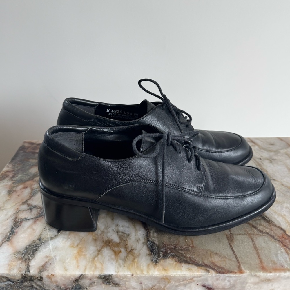 Rockport Black leather heeled oxfords with a square toe and lace up front.